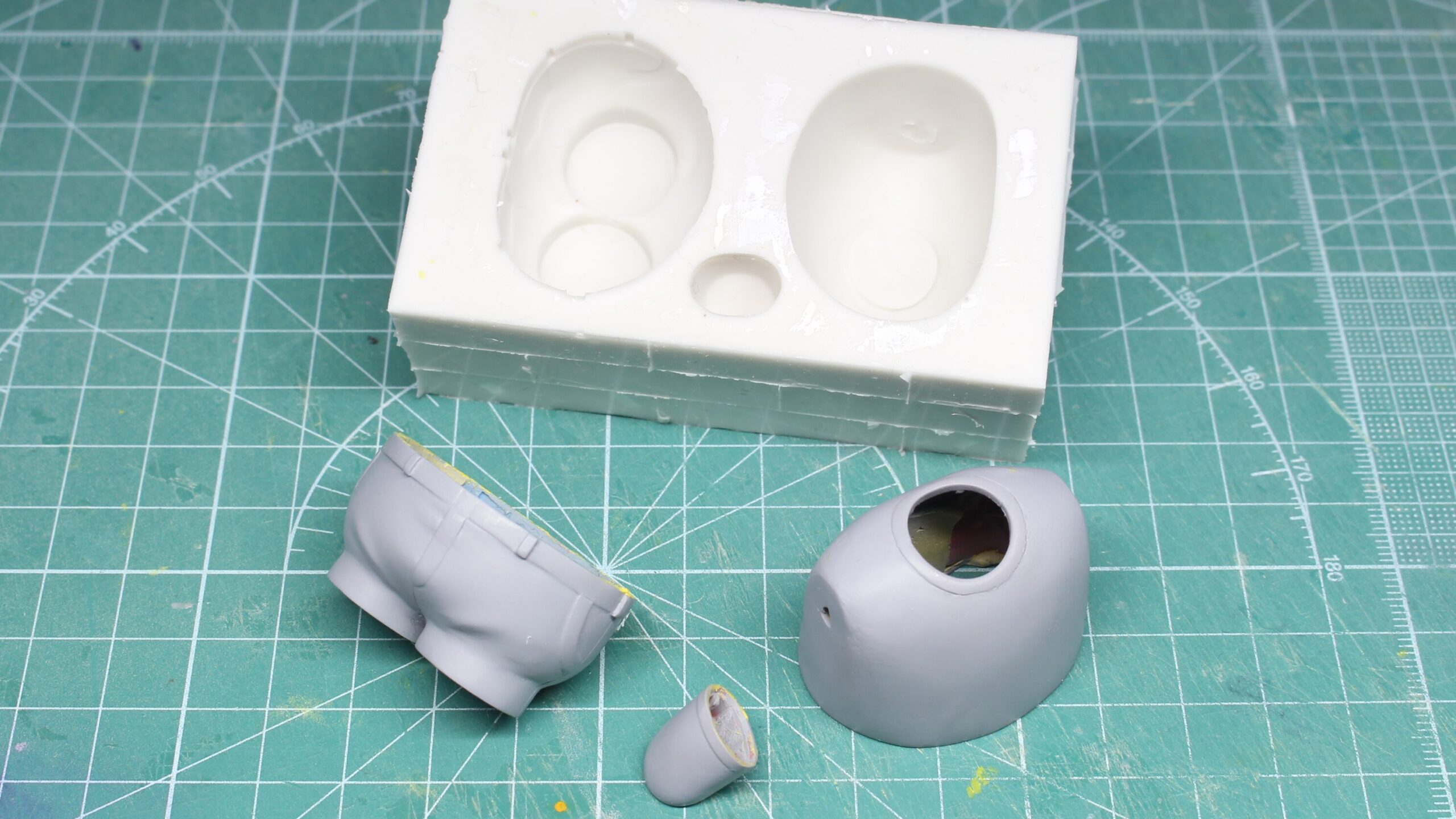 服パーツ用の原型とそれを型取るシリコン